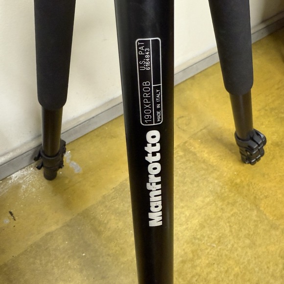 Manfrotto 190XPROB Pro Alu Tripod Black with 804RC2 Pan Tilt Head - Picture 4 of 7